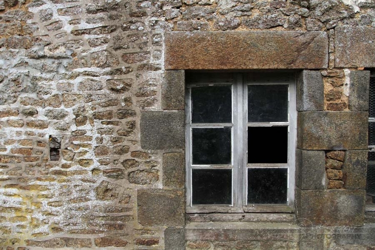 Fenêtre en pierre, Mayenne – France