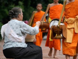 Offrande, Luang Prabang – Laos