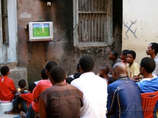 Match de foot à la télé – Tanzanie