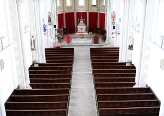 Intérieur d’une église, Mayenne – France