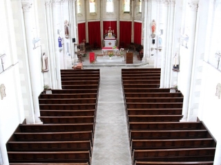 Intérieur d’une église, Mayenne – France
