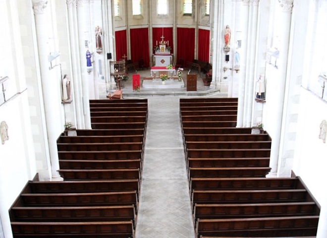 Intérieur d’une église, Mayenne – France
