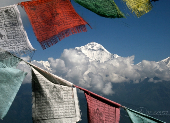 Drapeaux et sommet himalayen – Népal