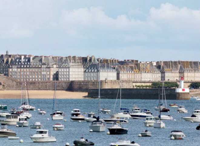 Saint-Malo, port de la côte nord de Bretagne – France